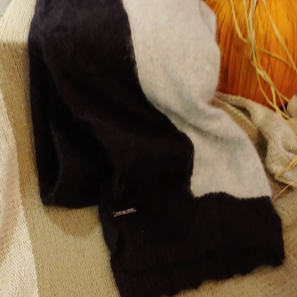 Michael Kors scarf - Picture 1 of 3